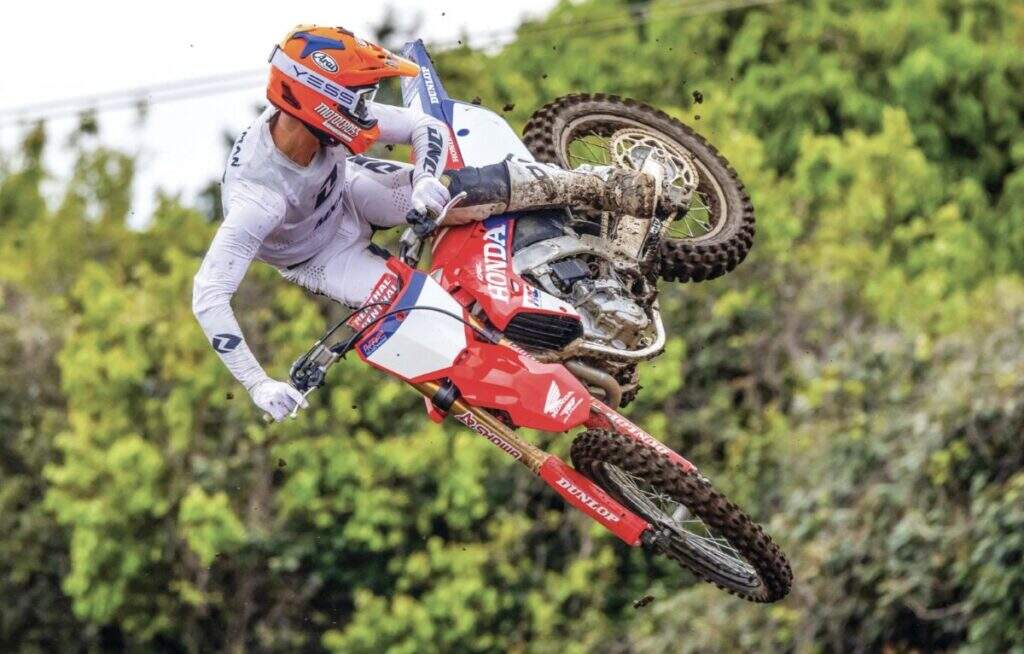 imagem do piloto em salto com a nova Honda CRF450R 2027