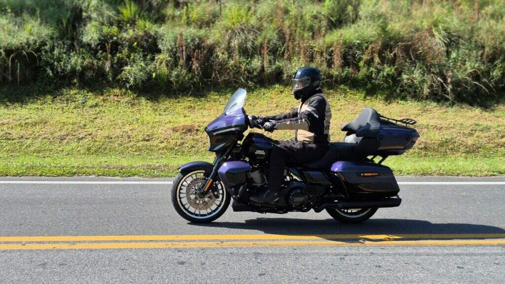 imagem lateral da street glide com o piloto