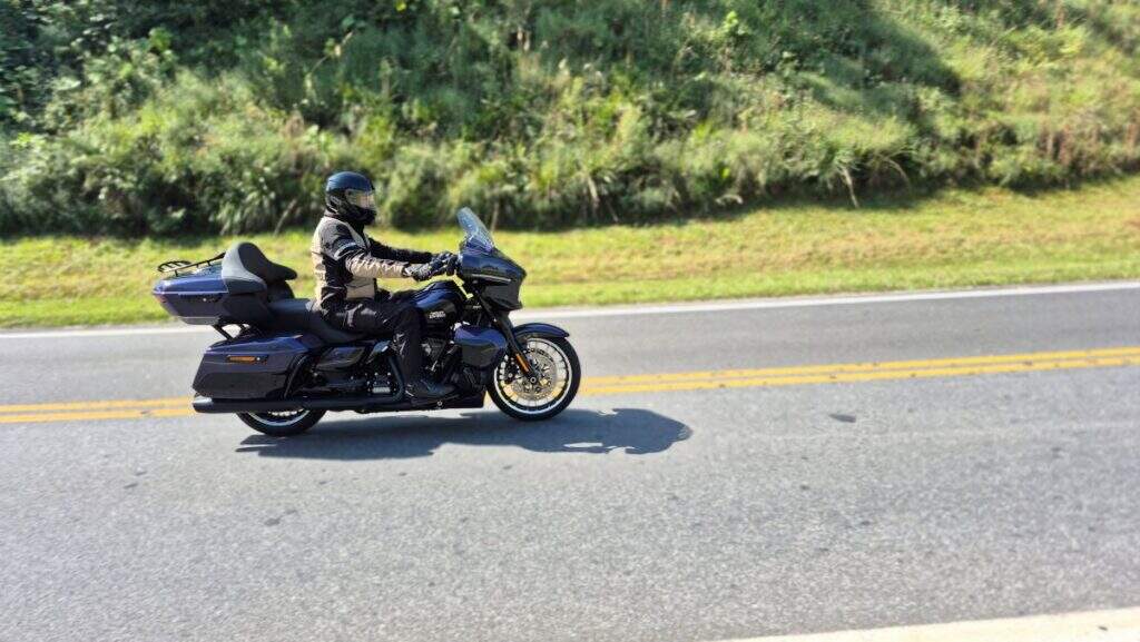 imagem da postura do piloto com a street glide 2026