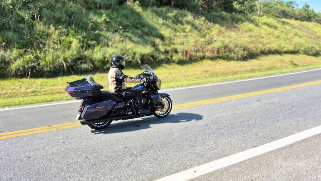 imagem traseira da harley-davidson street glide