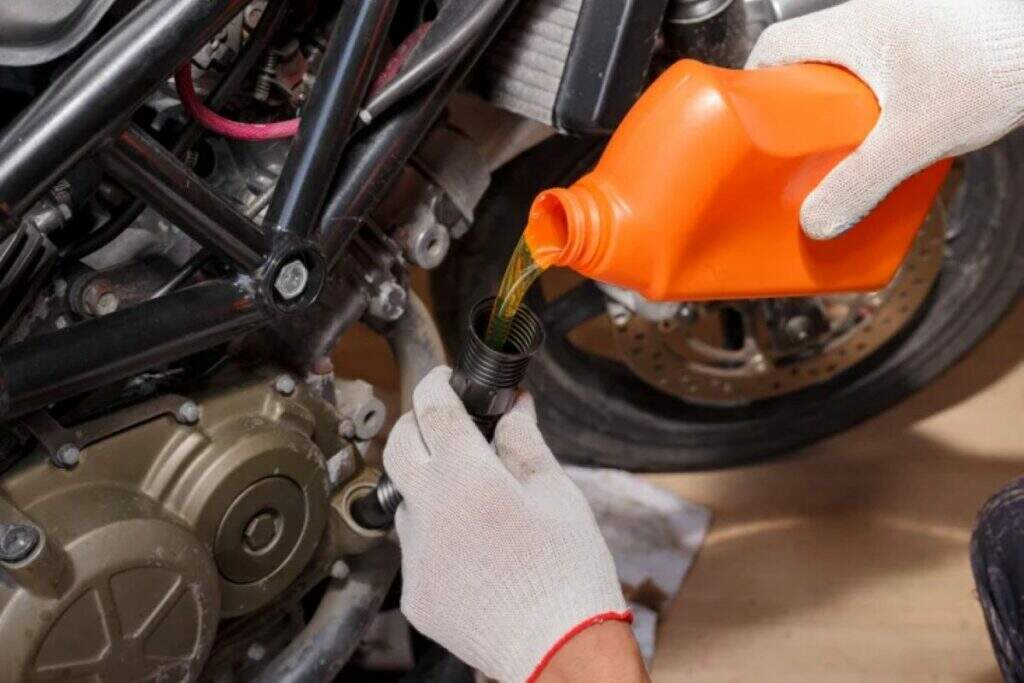 imagem troca de óleo moto