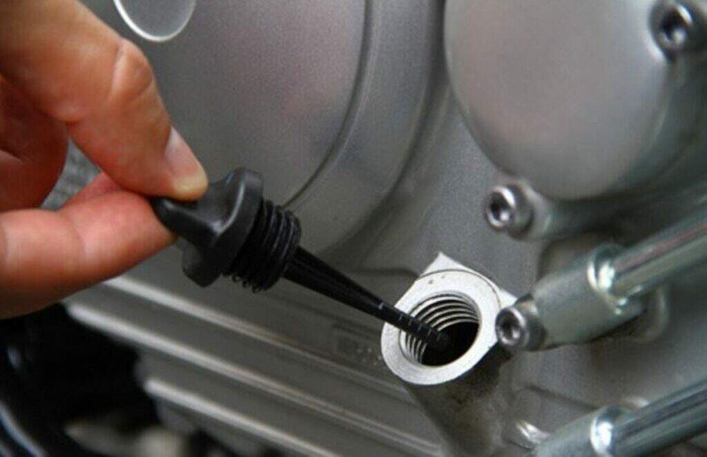 imagem vareta do nível do óleo moto