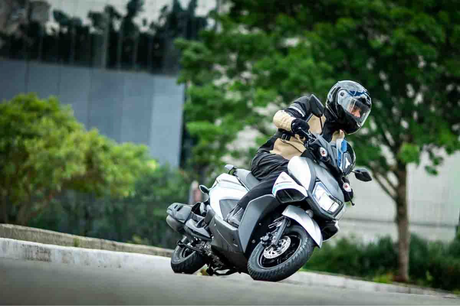 imagem do piloto em ação com o novo Yamaha ZR Hybrid Connected
