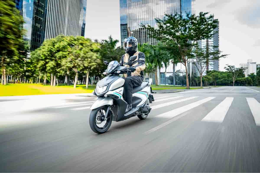 imagem do piloto na cidade com o novo Yamaha ZR Hybrid Connected