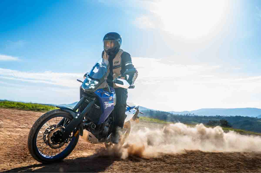 imagem do piloto derrapando com a yamaha ténéré 700
