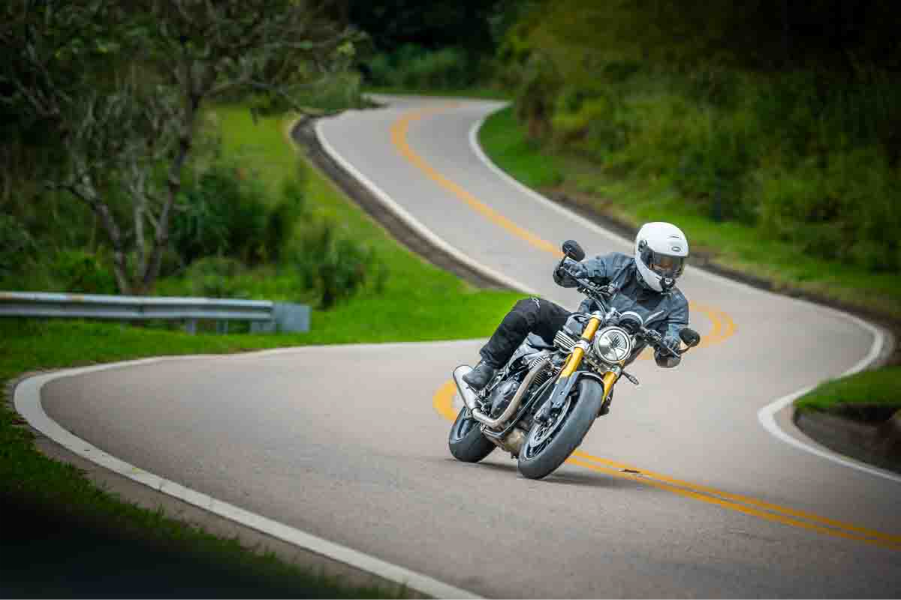 imagem do piloto em ação com a speed twin 1200 rs