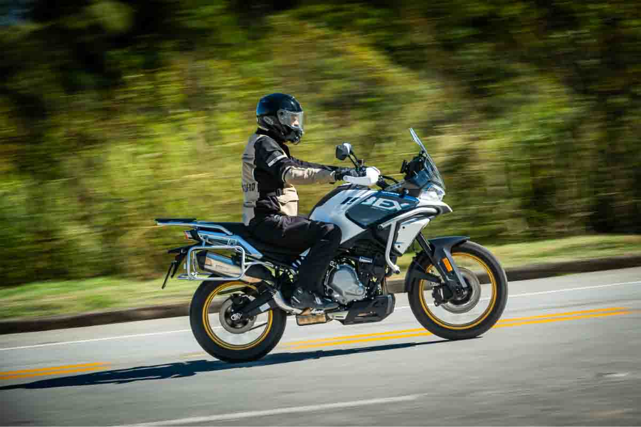 imagem lateral da ibex 700 com piloto