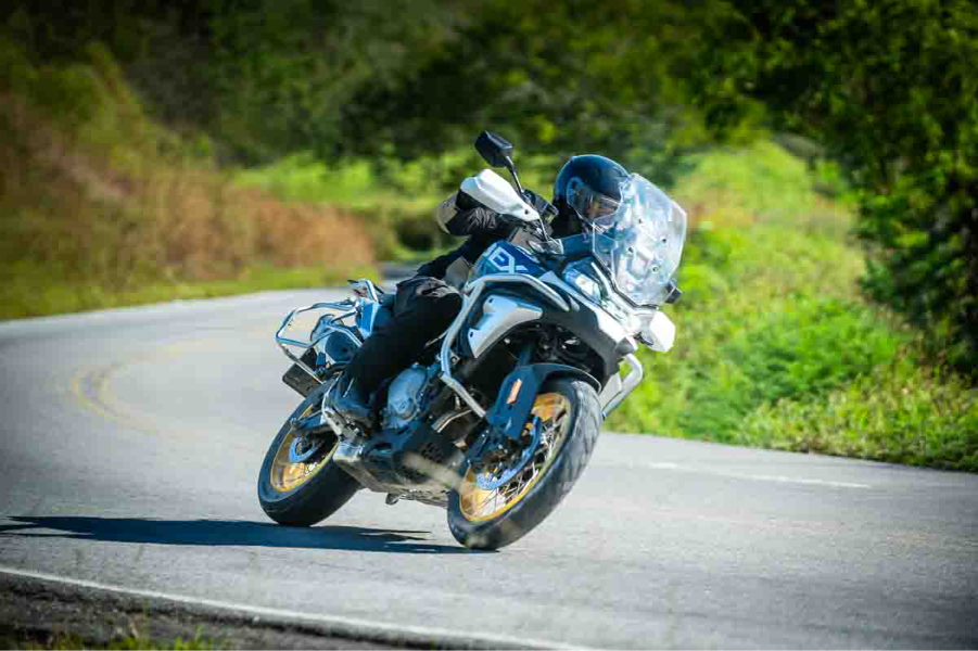 CFMOTO Ibex 700 em estrada