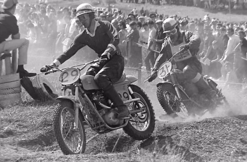 imagem moto scrambler no off-road em 1970