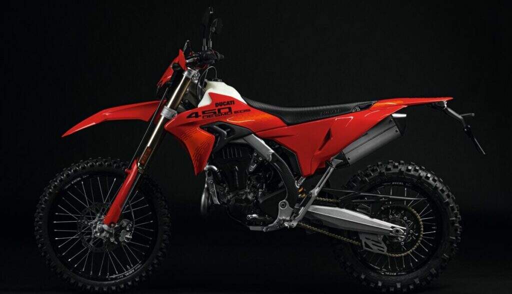 imagem lateral da Ducati Desmo450 EDS 2026