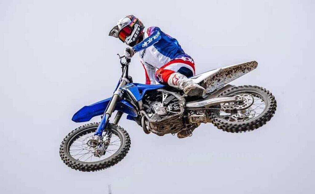 imagem do piloto em ação com ZXMoto MX250