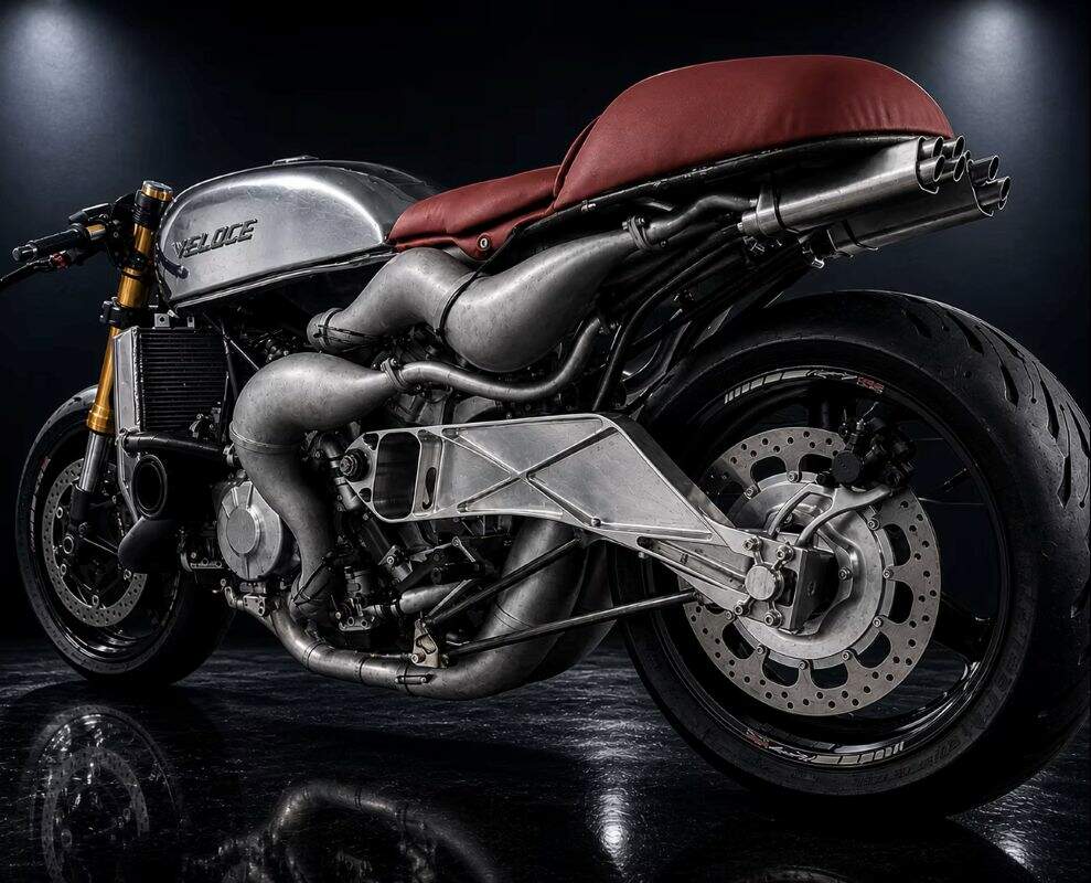 imagem traseira da moto v8 aperion