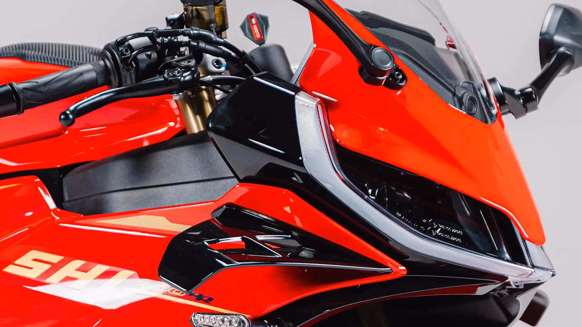 SBM 400RR no Brasil com motor bicilíndrico de 45,5 cv e visual inspirado nas pistas