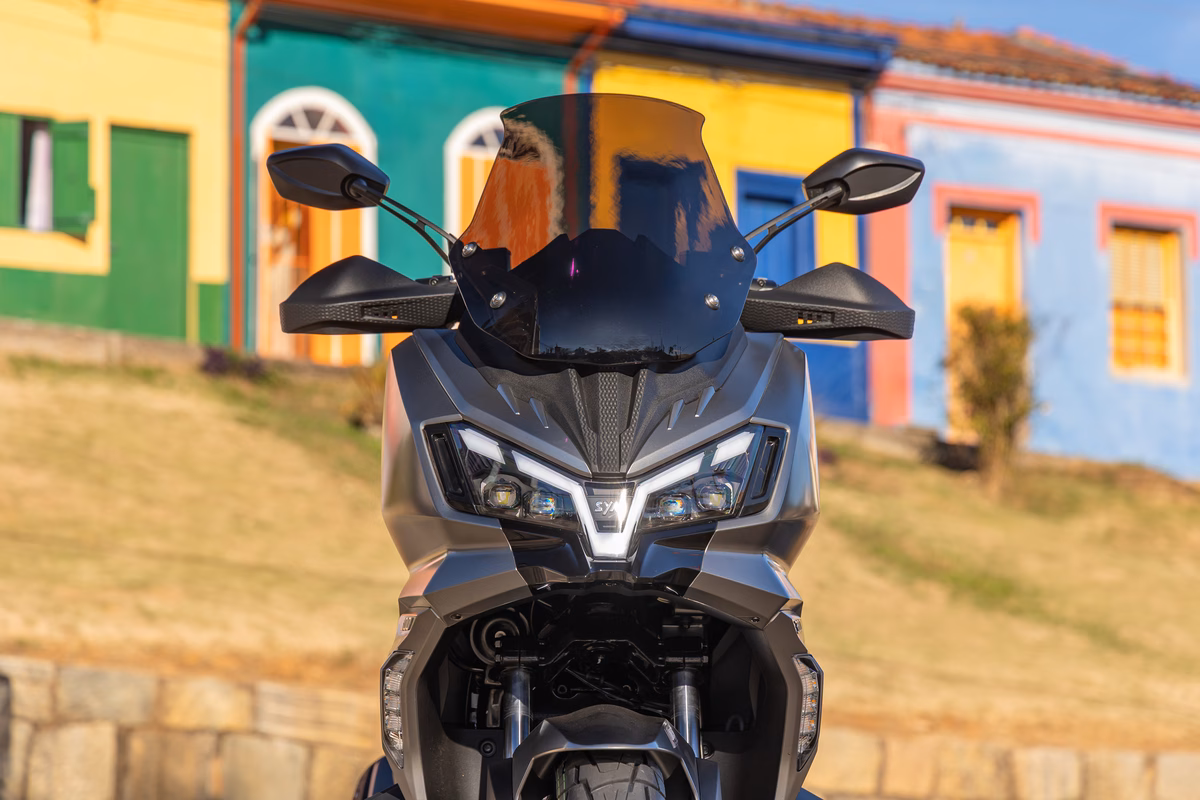 Dafra lança SYM ADXTG 300 no Brasil; veja preço e detalhes do novo scooter crossover