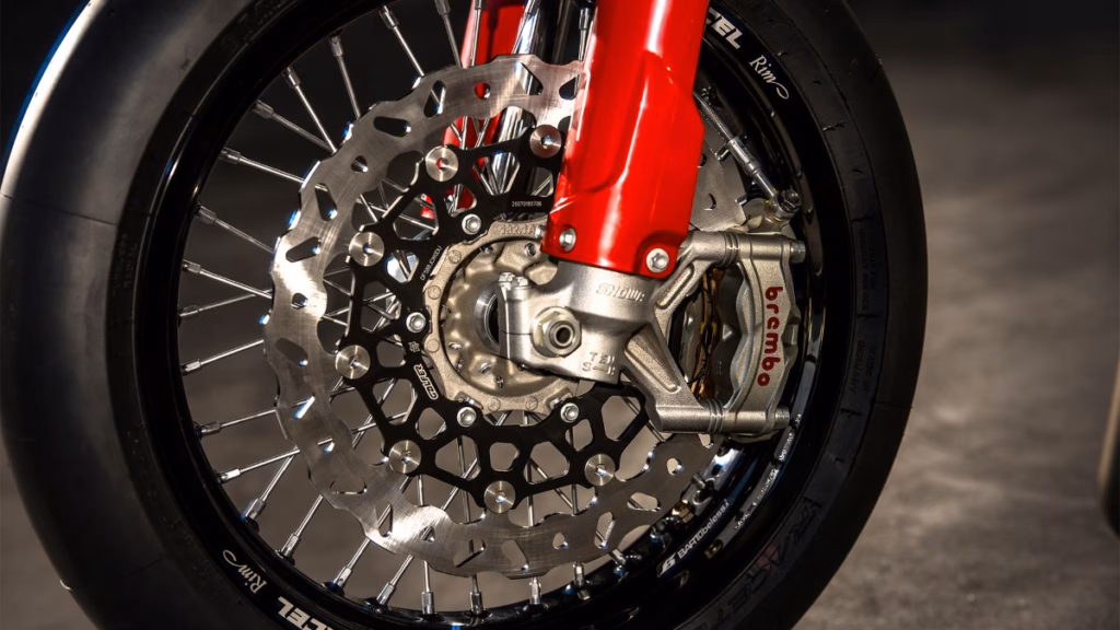 imagem do freio dianteiro da nova Ducati Desmo 450 SM