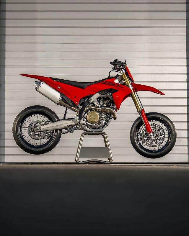 imagem da desmo450 sm no cavalete
