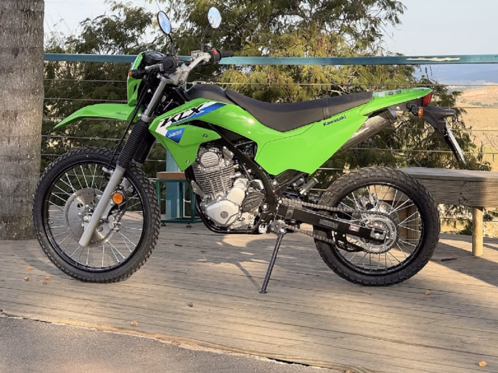 Vista lateral esquerda da Kawasaki KLX230