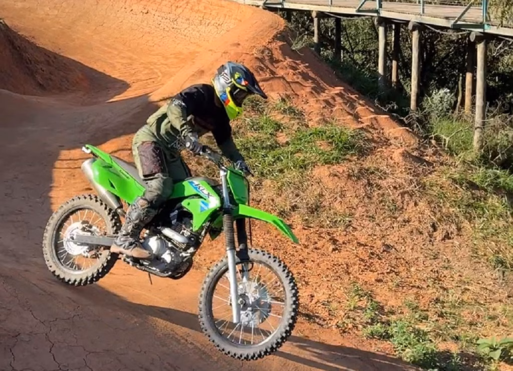 Kawasaki KLX230 RS a versão para trilhas
