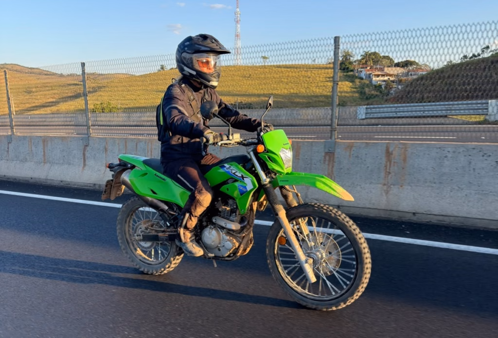 Kawasaki KLX230 em movimento