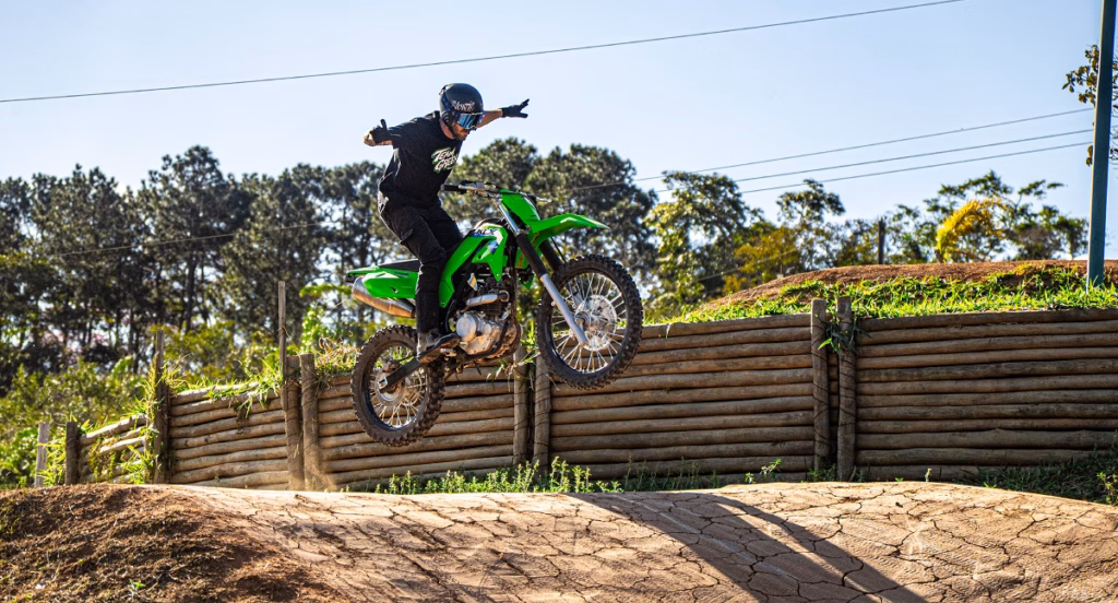 Piloto Caio Lopes em ação no motocross com a Kawasaki KLX230