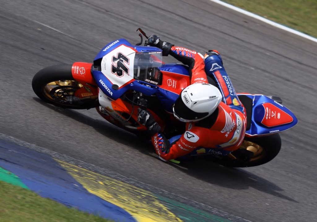 Guilherme Brito, piloto da Honda Repsol César Barros Racing, em ação em Interlagos pelo Moto1000GP