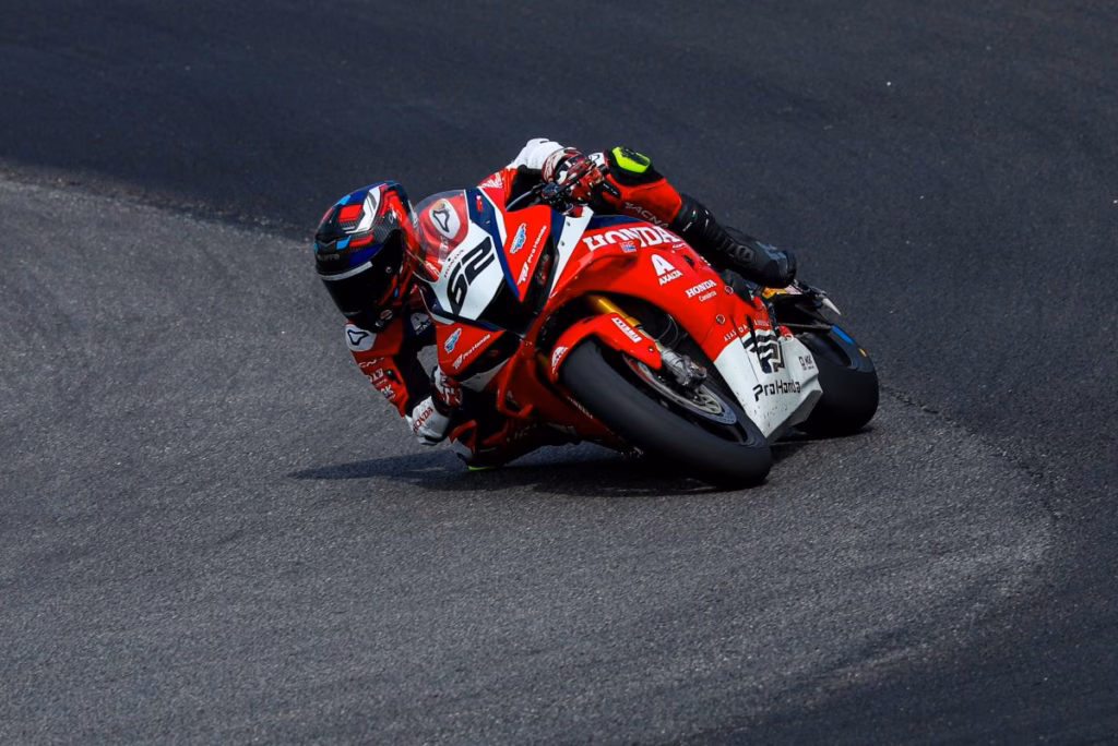 Kevin Fontainha, piloto Honda Racing, em ação em Interlagos pelo Moto1000GP