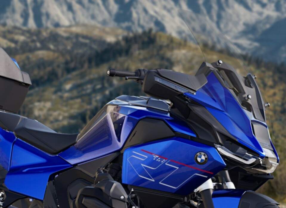 Visão frontal e lateral da dianteira da nova BMW R 1300 RT Impulse