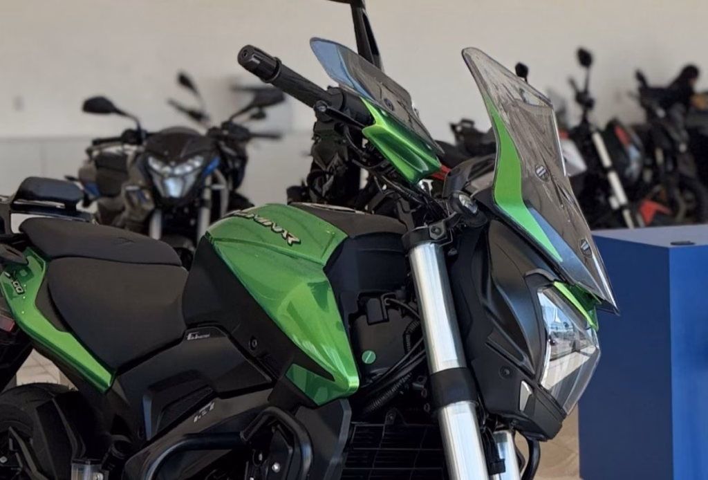 Bajaj Dominar 400 em showroom da marca