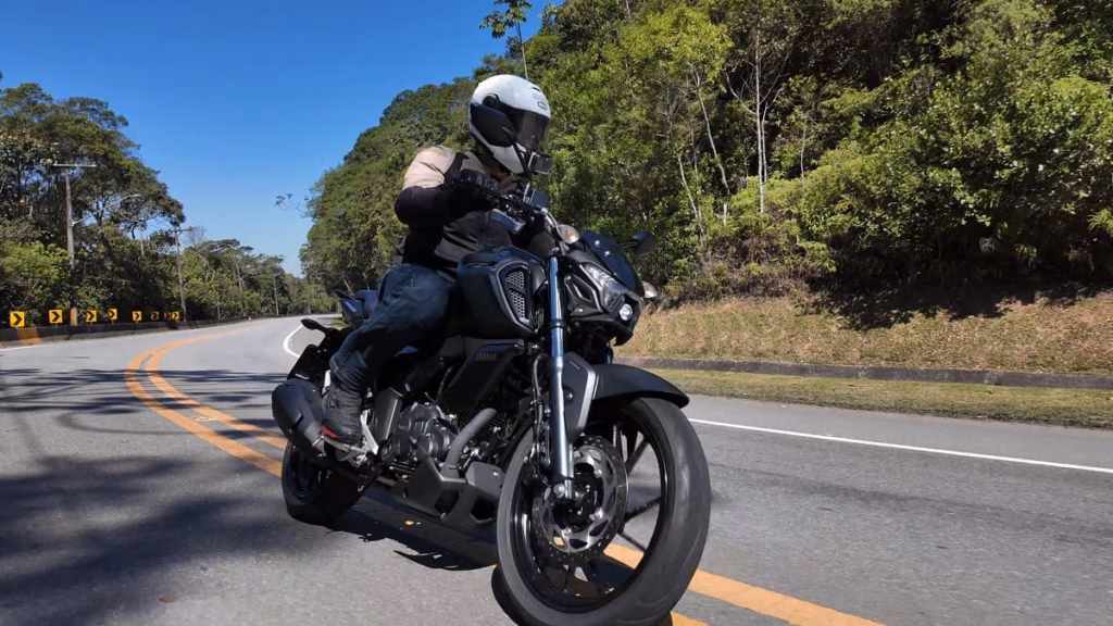 Curva Yamaha FZ15