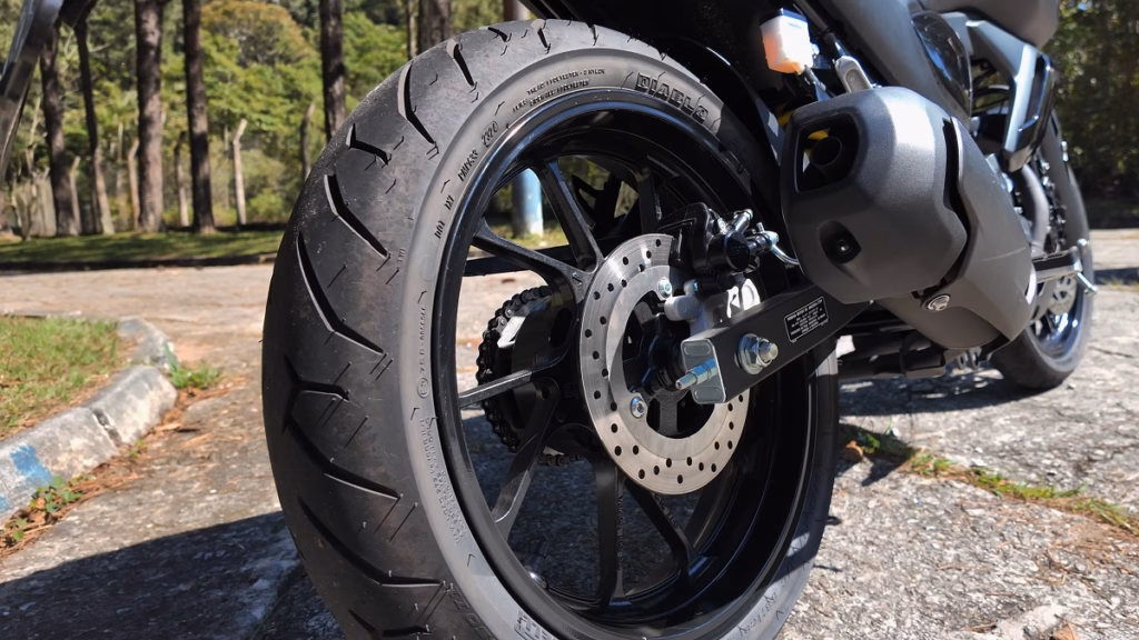 Roda e pneu Yamaha FZ15