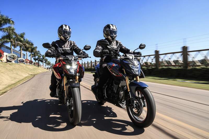 Novas Honda CB300F Twister e CB 300F Twister S transitando em estrada