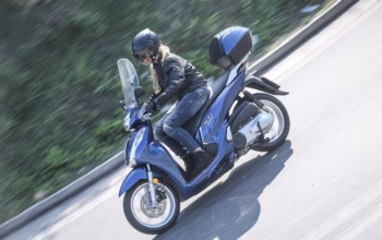 No asfalto com pneu Pirelli Angel Scooter