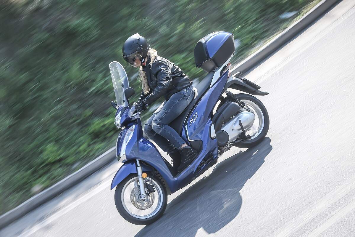No asfalto com pneu Pirelli Angel Scooter