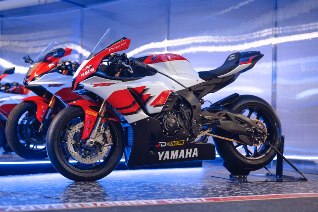 R1 com pintura comemorativa dos 70 anos da Yamaha
