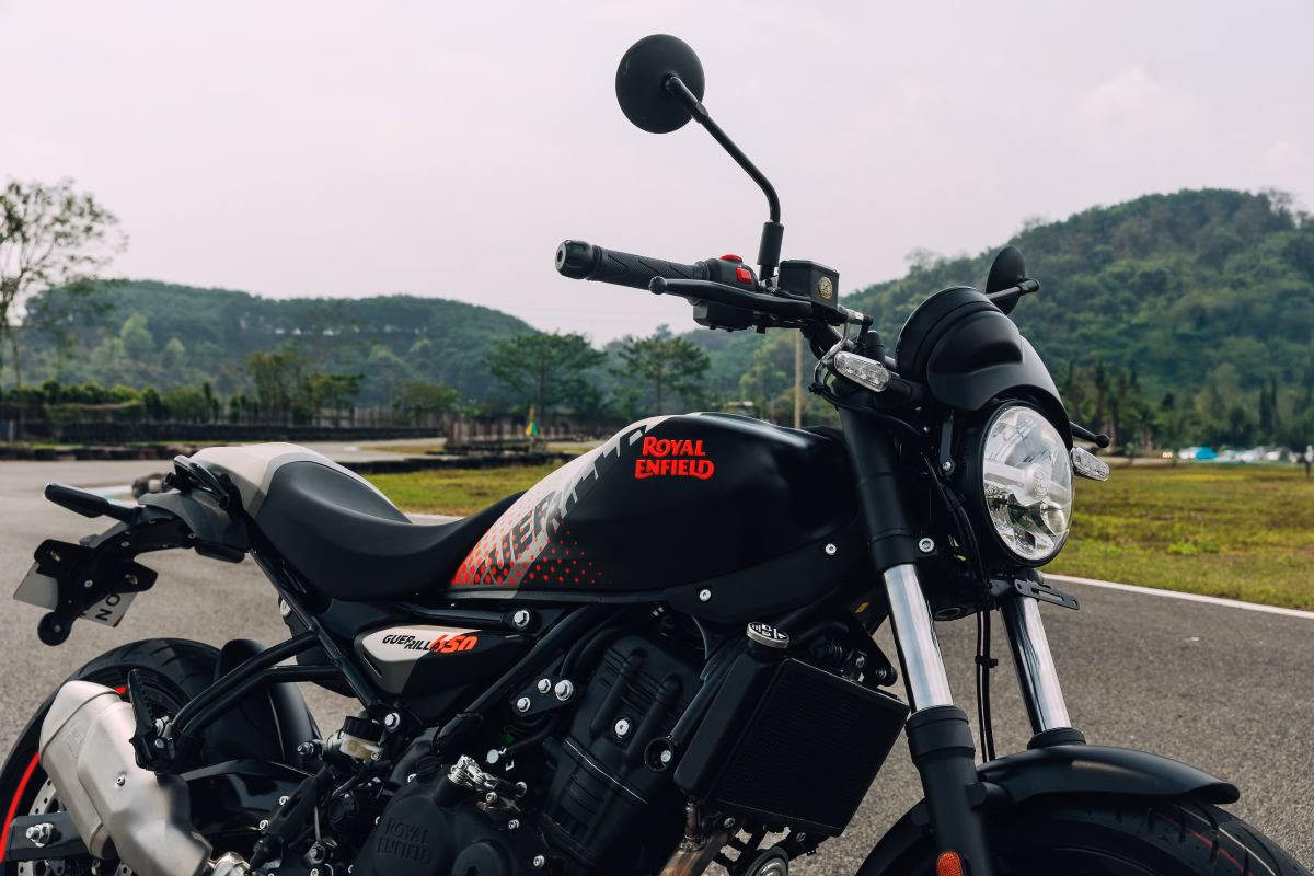 Royal Enfield Guerrilla 450 Apex chega ao Brasil por R$ 30.490; veja detalhes
