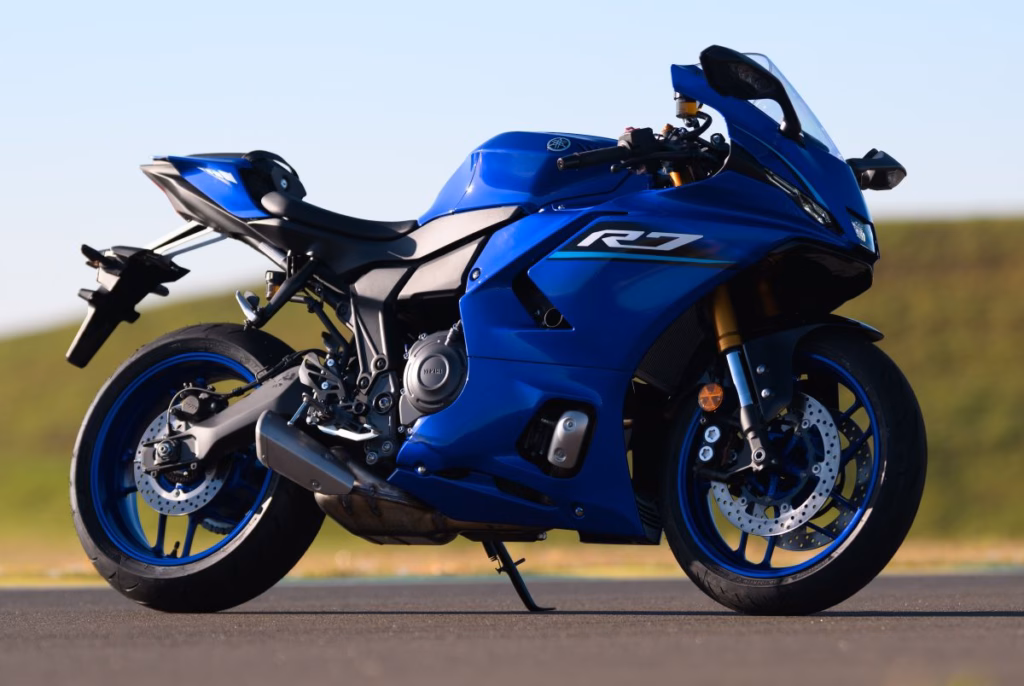 Vista lateral direita da Yamaha R7 na cor azul