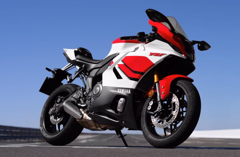 Yamaha R7 em pintura especial de 70 anos