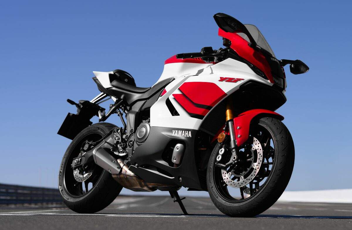 Yamaha-R7-pintura-70-anos