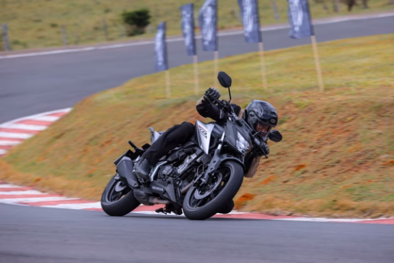 imagem alexandre raticida em curva com a cb300f twister