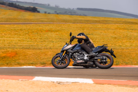 imagem alexandre raticida no haras tuiuti com a nova cb300f twister 2027