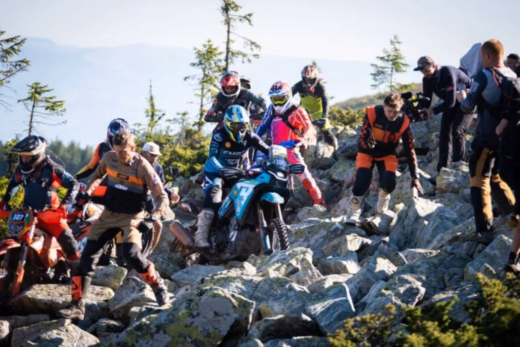 imagem cfmoto ibex 450 em ação no romaniacs 2026