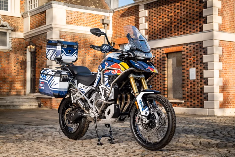 imagem frontal Triumph Tiger 1200 Rally Explorer de Sam Sanderland - foto: Mark Roe/Red Bull Content