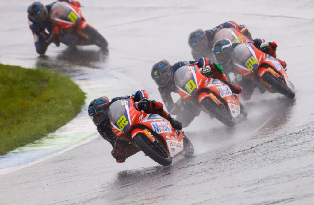 Alberto Enriquez puxa pelotão da Moto4 Latin Cup sob chuva em Santa Cruz do Sul