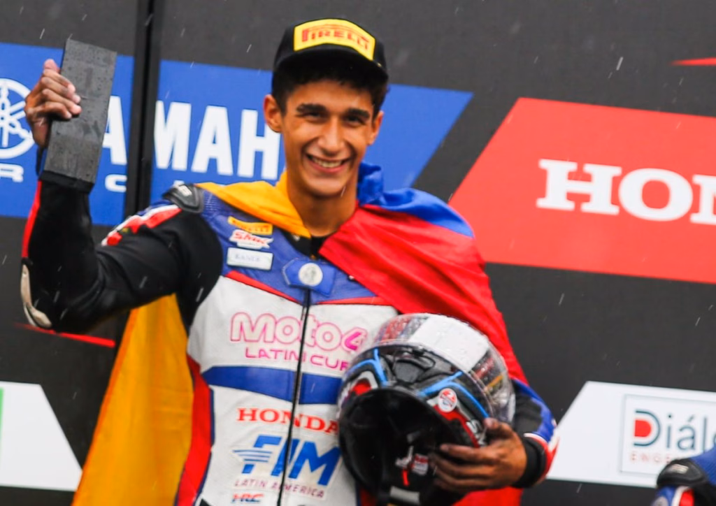 Equatoriano Alberto Enriquez no pódio da Moto4 Latin Cup