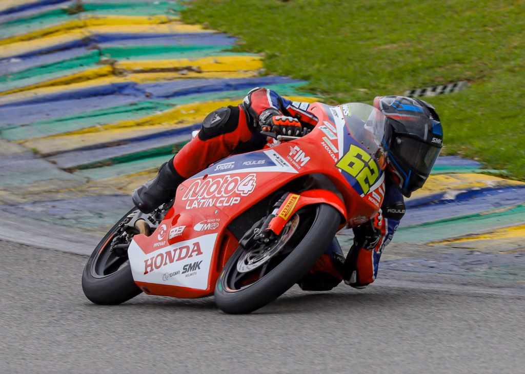 Piloto da Moto4 Latin Cup em ação com sua Honda NSF250R