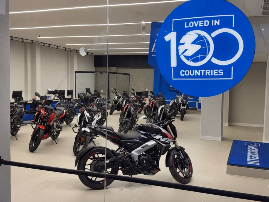 Showroom concessionária Bajaj em Bauru (SP)