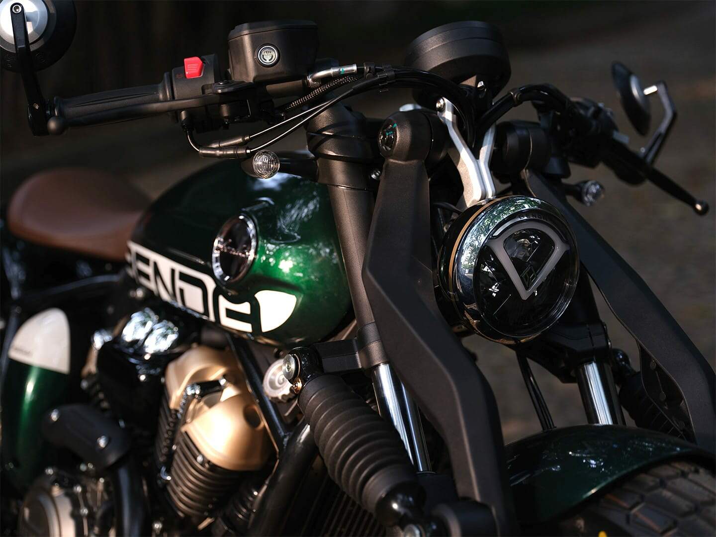 Benda Napoleon Bob 125 aposta em motor V2 e visual bobber