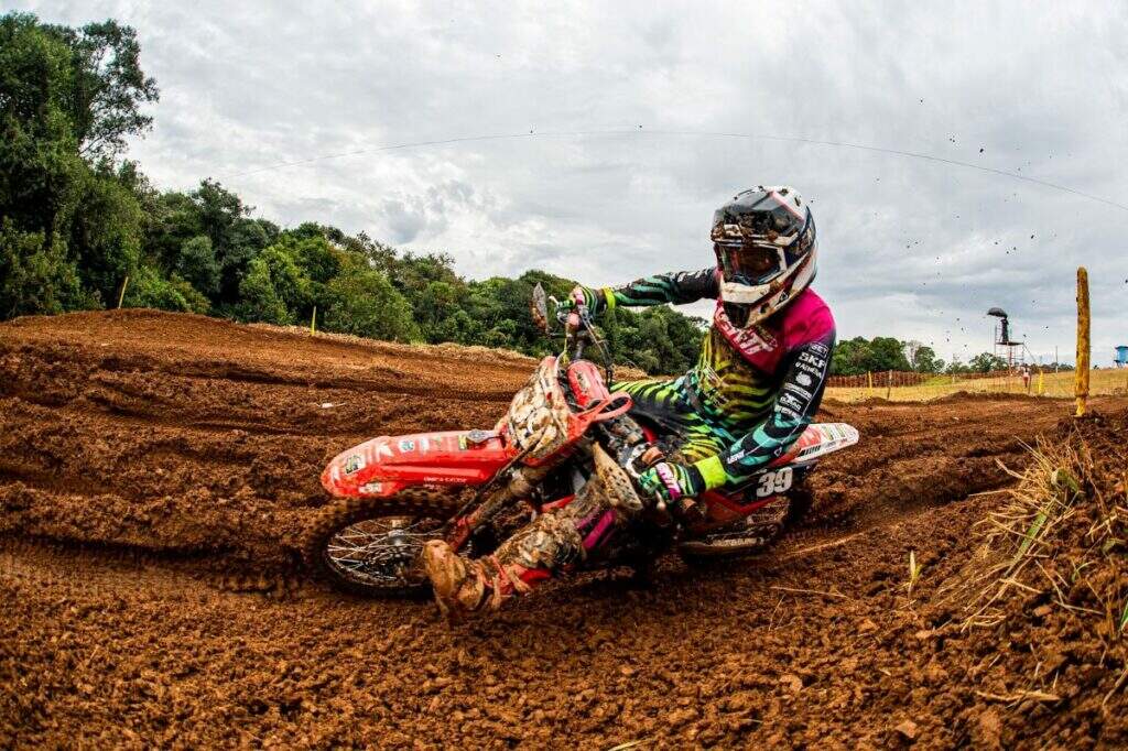 Piloto da JP Pro Honda Baterias Pioneiro, Benjamin Garib, em ação pelo Brasileiro de Motocross