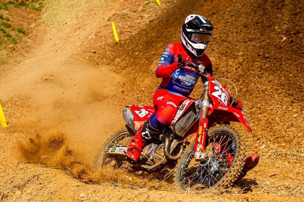 Piloto da JP Pro Honda Baterias Pioneiro, Cesar Apponte, em ação pelo Brasileiro de Motocross