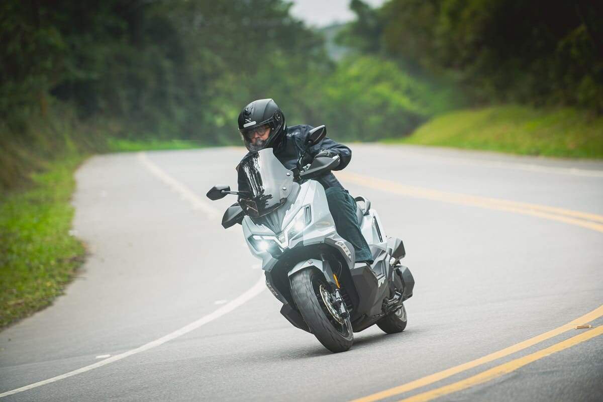 Dafra ADXTG 300 em curva